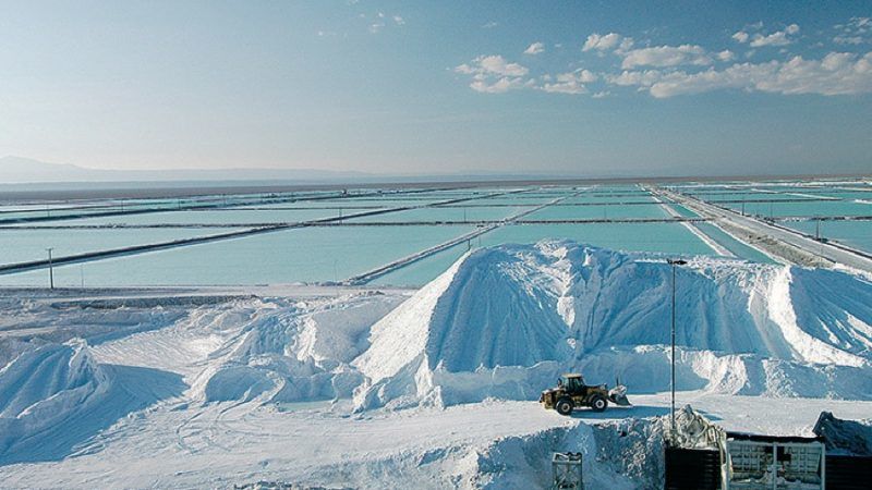 Boric anuncia estrategia nacional del litio y la creación de una nueva empresa estatal en Chile